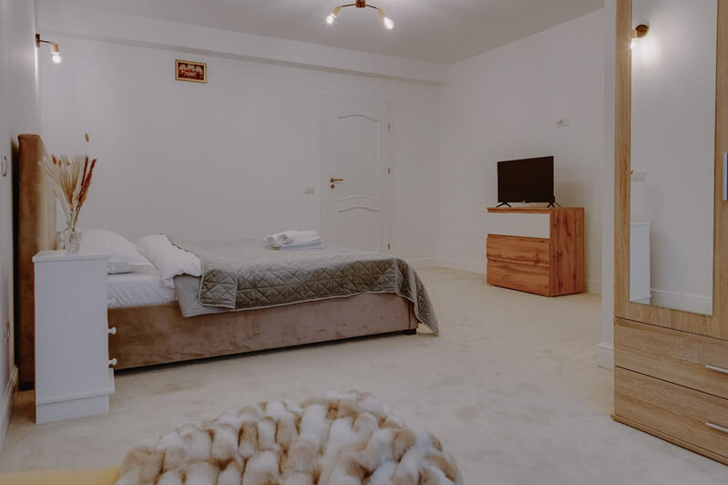 Interior modern, bine îngrijit.